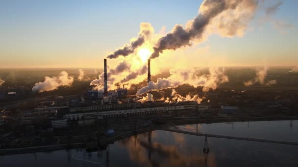 Emisiones de las fábricas chimeneas que producen humo al amanecer, vista aérea — Vídeos de Stock