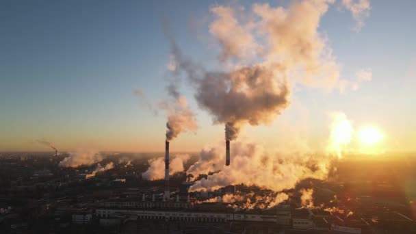 Contaminación atmosférica por chimeneas de fábrica que producen humo al amanecer, vista aérea — Vídeos de Stock