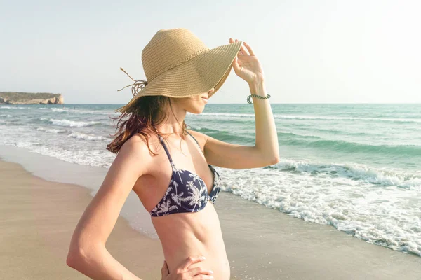 Mulher Relaxada Biquíni Desfrutando Praia Tropical Férias Verão Ajuste Morena — Fotografia de Stock