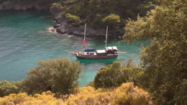 Estancia yate de vela en la bahía de los sueños con agua transparente turquesa — Vídeos de Stock