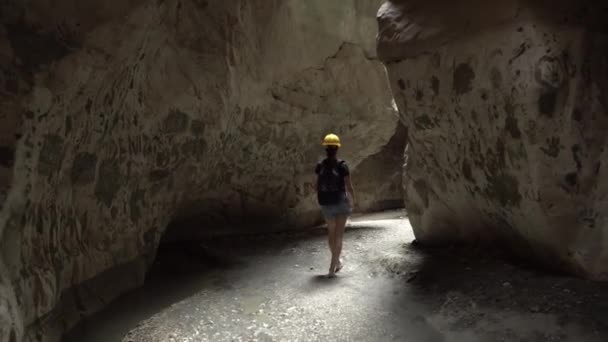 Mujer viajera en Canyon Saklikent vista interior — Vídeo de stock