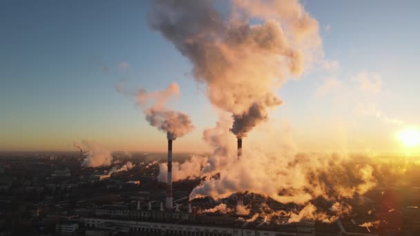 Tuberías de una empresa industrial. Emisiones de humo a la atmósfera — Vídeos de Stock