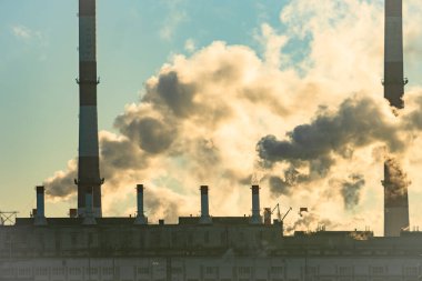 Dumanlı borular: endüstriyel üretim, fabrika, hava kirliliği. Yoğun duman endüstriyel baca borularından gelir: kuş bakışı. Sanayi bölgesi: pipodan duman çıkıyor