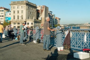 Golden Horn 'daki Galata Köprüsü' nde balıkçılar. İstanbul, Türkiye