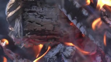 Yabanda kamp yapmak için yakacak odunla yanan şenlik ateşi..