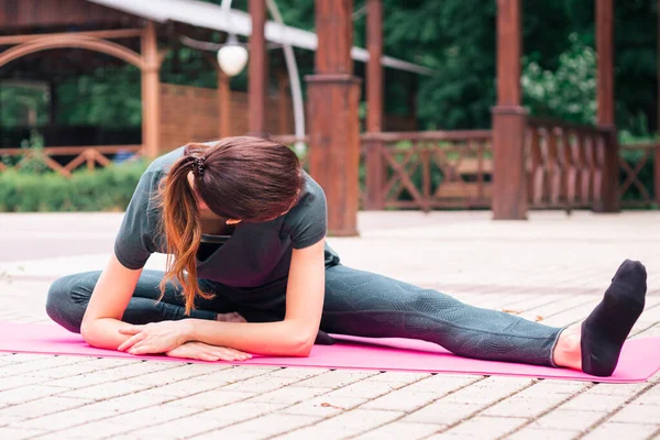 Giovane Donna Che Pratica Yoga All Aperto Stile Vita Sano — Foto Stock