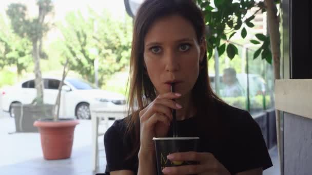 Mujer Bebiendo Café Por Paja Taza Papel Cafetería Calle Por — Vídeos de Stock