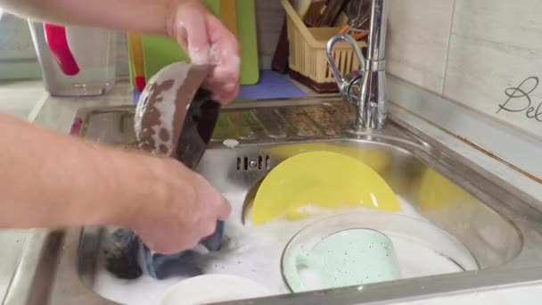 Mężczyzna Zmywanie Naczyń Gąbką Kuchni Domu — Wideo stockowe