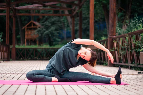 Bella Donna Che Esercizi Yoga Nel Parco Concetto Stile Vita — Foto Stock