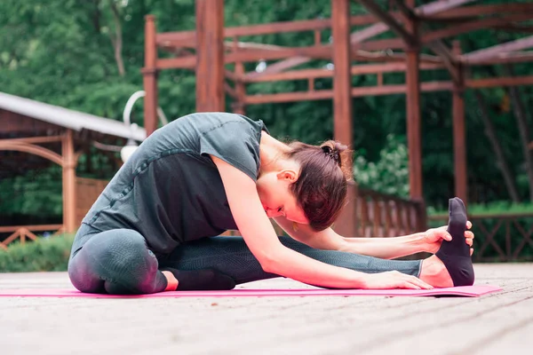 Bella Donna Che Esercizi Yoga Nel Parco Formazione All Aperto — Foto Stock