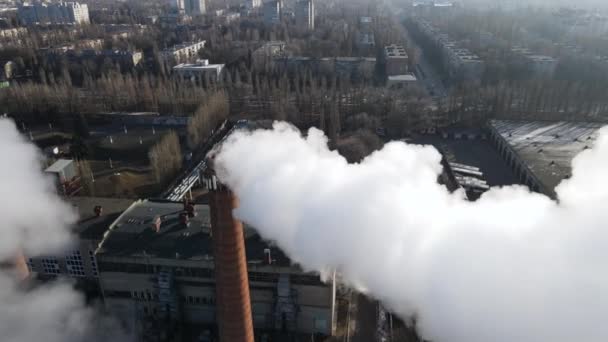 Rohre Eines Industrieunternehmens Rauchentwicklung Die Atmosphäre Und Umweltverschmutzung — Stockvideo