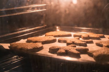 Noel kurabiyeleri fırında pişiyor. Noel pastası. Fırın tepsisinde zencefilli bisküvi.