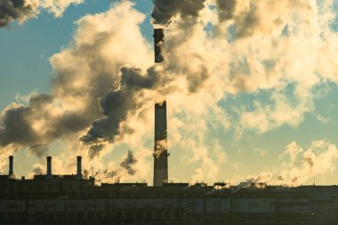 Elektrik santrali, bacadan duman. Hava kirliliği çevresel kirlilik, ekolojik felaket dünya gezegen sorunları kavramı