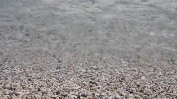 Черепичный Пляж Спокойные Морские Волны Крупный План — стоковое видео