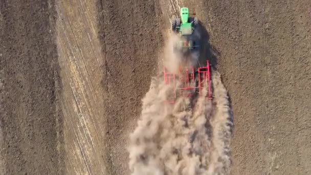 Nagranie Lotu Ptaka Polu Latanie Nad Maszyną Rolniczą Pracującą Farmie — Wideo stockowe