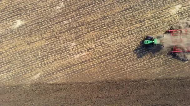 Luftaufnahme Eines Traktorpflugfeldes Auf Einem Feld Landmaschinen Bei Der Arbeit — Stockvideo