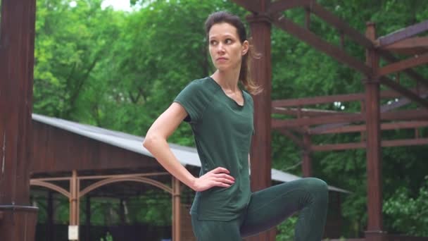 Молода Жінка Займається Вправами Йоги Парку Концепція Здорового Способу Життя — стокове відео