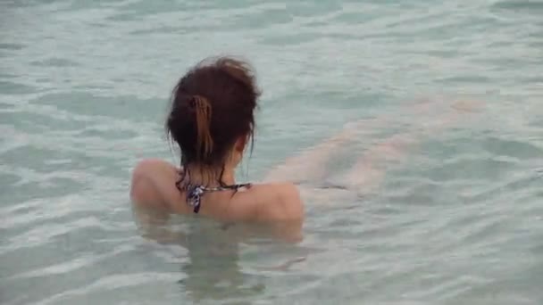 Młoda Kobieta Relaksująca Się Wodzie Morskiej Żwirkowej Plaży Morskiej — Wideo stockowe