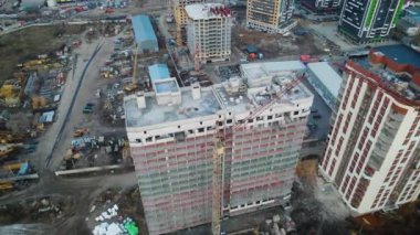 İnşaat sürecinde beton bina. İnşaatın havadan görüntüsü beton binanın tepesinde..