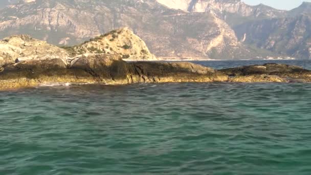 Orilla rocosa del mar Mediterráneo en Turquía cerca del pueblo turístico Oludeniz — Vídeos de Stock