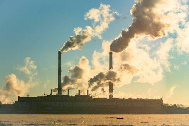 Çevresel sorunlar. Endüstriyel boru kirliliği, baca bacası egzoz gazları. Endüstri bölgesi, yoğun duman. İklim değişikliği, ekoloji, atmosfer gazı, ozon tabakası