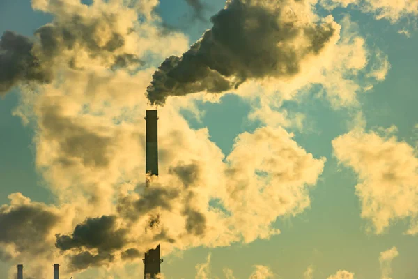 파이프가 공기를 오염시키고 태양에 굴뚝에서 나오는 생태학적 — 스톡 사진