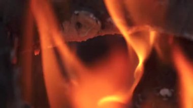 Şenlik ateşi yanıyor, sopalar ve kömürler yanıyor.