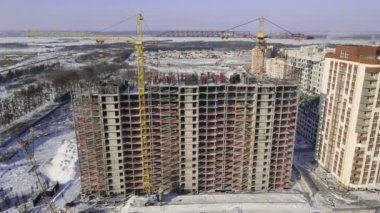 İnşaat sürecinde beton bina. İnşaatın havadan görüntüsü beton binanın tepesinde..