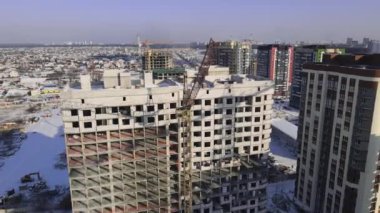 Hava manzaralı büyük bir vinç, yakın çekim. Bina arka planında inşaat vinci