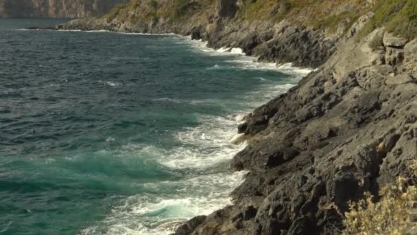 Klippiga Stranden Medelhavet Havet Turkiet Nära Turistiska Byn Oludeniz — Stockvideo