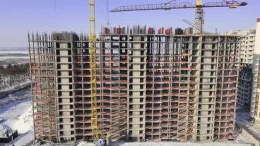 İnşaat sürecinde beton bina. İnşaatın havadan görüntüsü beton binanın tepesinde..