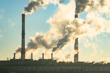 Endüstriyel fabrika borularının etrafından havadan yan uçuşlar. Buhar dumanı üretim enerjisi karmaşık meslek kirliliği. İklim değişikliği ve küresel ısınma