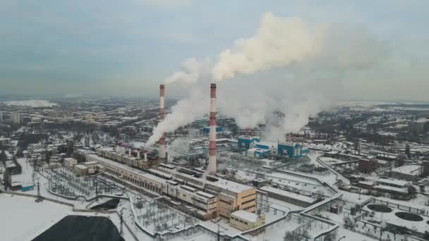 工業工場のパイプの周りの空中横飛行 蒸気煙の生産エネルギー複雑な職業汚染 気候変動と地球温暖化 — ストック動画