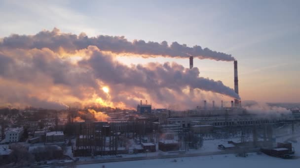 Kominy Fabryczne Produkujące Dym Wschodzie Słońca Widok Powietrza Koncepcja Zanieczyszczenia — Wideo stockowe