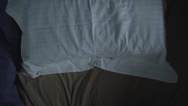 Zmęczony Człowiek Zasypia Ciężkim Dniu Pracy — Wideo stockowe