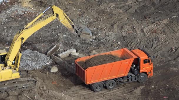 Dumper-LKW fährt nach Bodenbeladung mit Bagger auf Baustelle ab — Stockvideo