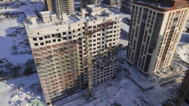 Gökyüzü Uçuş Görünümü Yüksek Vinçler Binası Gayrimenkul ile Yeni İnşaat Geliştirme Alanı üzerinde. Ağır Makineler ve İnşaat