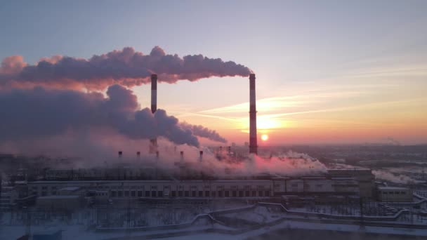 発電所から灰色の煙と高煙突パイプの空中ビュー 化石燃料を用いた電気の生産 大気汚染工場だ 地球温暖化の概念 — ストック動画