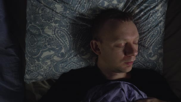 Uomo Ansioso Dormire Letto Notte Incubo Sonno Turbato Stress — Video Stock