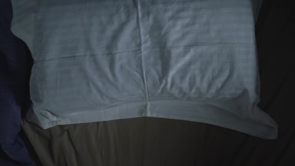 Müder Mann Fällt Auf Kissen Und Schläft Schlafzimmer Ein Und — Stockvideo