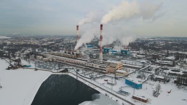 Plantenpijpen vervuilen de atmosfeer. Industriële fabrieksvervuiling — Stockvideo