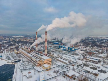 Endüstriyel fabrika borularının hava görüntüsü. Buhar dumanı üretim enerjisi karmaşık meslek kirliliği. İklim değişikliği ve küresel ısınma