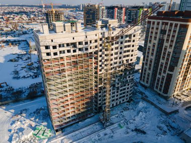 Yüksek Kule Turna ile Yeni İnşaat Geliştirme Alanının havadan görüntüsü. Emlak Binası.