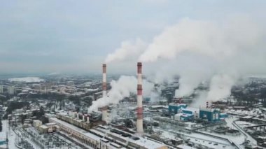 Hava görüntüsü, zaman atlaması. Endüstriyel borulardan atmosfere emisyon. Dumanlı borular İHA ile vuruldu. Küresel ısınma kavramı ve hava kirliliği
