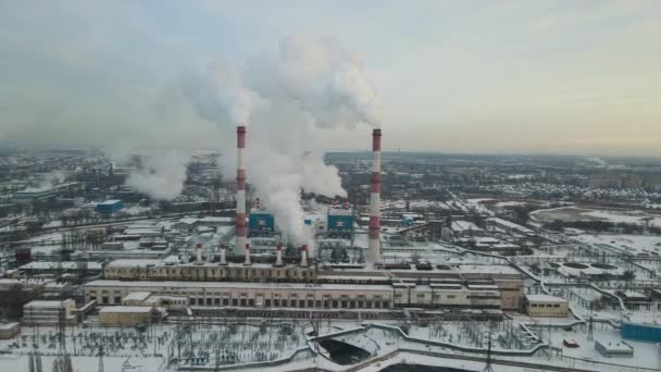空中侧向绕着工业工厂的管子飞行 蒸气烟生产能源复合行业污染 — 图库视频影像