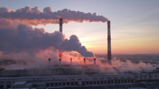 Fabrika Bacaları Gün Doğumunda Duman Üretiyor Hava Manzarası Hava Kirliliği — Stok video