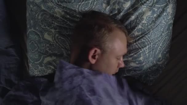 Yorgun Adam Yatak Odasında Uyuyor Geceleri Sağlıklı Güzel Bir Uyku — Stok video