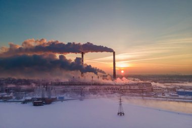 Fabrika borusundan büyük kırmızı ve beyaz borulu sanayi bölgesi kalın beyaz duman dökülüyor. Çevrenin kirliliği: dumanlı bir pipo. Hava görünümü