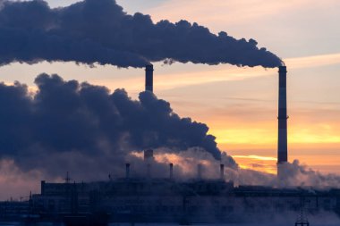 Fabrika bacasından atmosfere emisyon. Dumanlı borular İHA ile vuruldu. Küresel ısınma kavramı ve hava kirliliği. Hava görünümü.