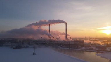Sigara fabrikası bacaları. Çevre kirliliği ile ilgili çevresel sorun